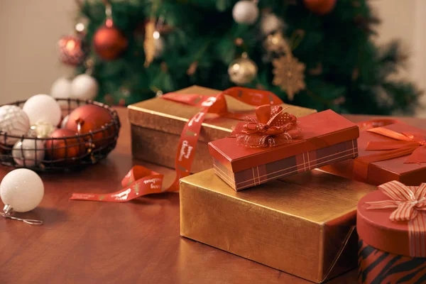 Verpakt Geschenkdozen Onder Gedecoreerde Kerstboom — Stockfoto