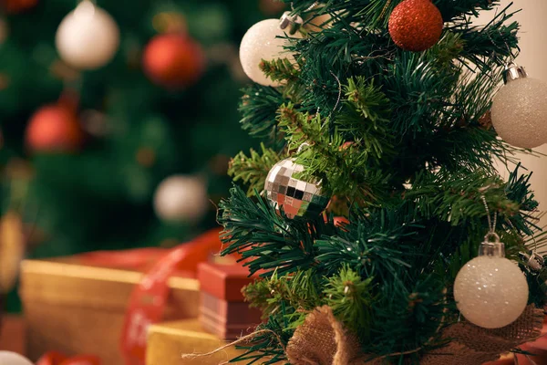 Versieren Kerstboom Onscherpe Achtergrond — Stockfoto