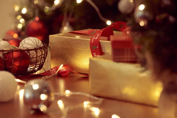 Verpakt Geschenkdozen Onder Gedecoreerde Kerstboom — Stockfoto