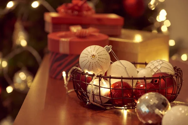 Weihnachtsschmuck Korb Auf Glitzerndem Und Märchenhaftem Hintergrund — Stockfoto