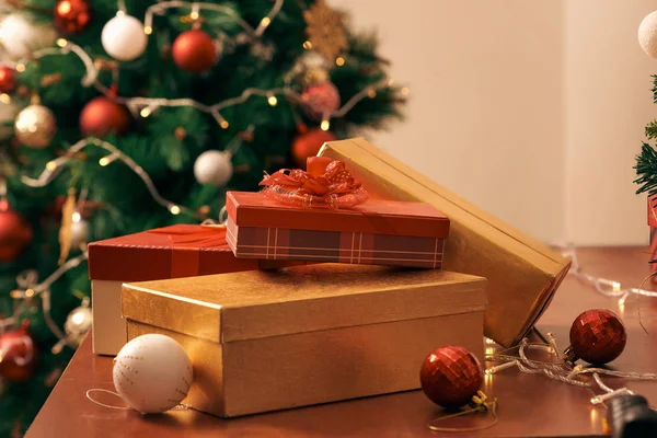 Dekoreret Jul Indpakket Kasser Derhjemme - Stock-foto