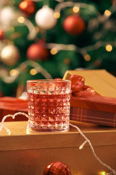 Gedecoreerde Kerstboom Met Kleurrijke Ballen Geschenkdozen Thuis — Stockfoto