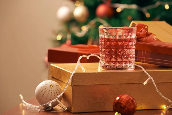 Gedecoreerde Kerstboom Met Kleurrijke Ballen Geschenkdozen Thuis — Stockfoto