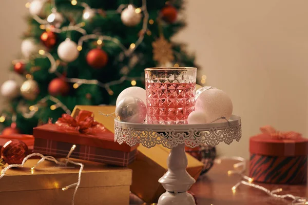 Árvore Natal Decorada Com Bolas Coloridas Caixas Presente Casa — Fotografia de Stock