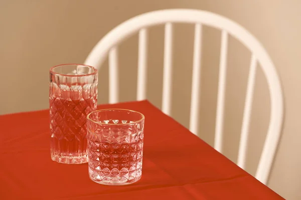 빨간색 테이블에 — 스톡 사진