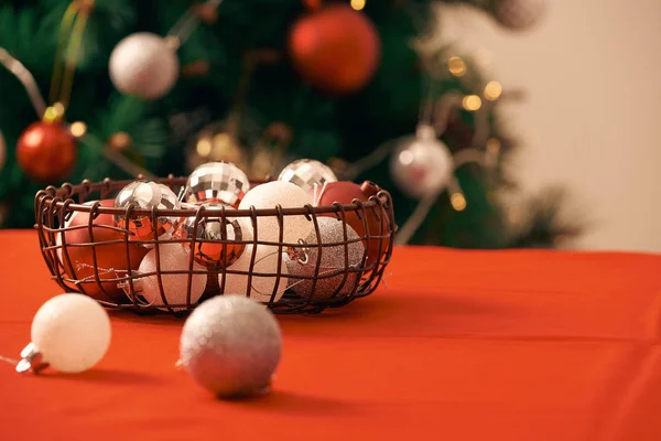 Renkli Noel Dekorasyon Baubles Masada Sepette Close — Stok fotoğraf