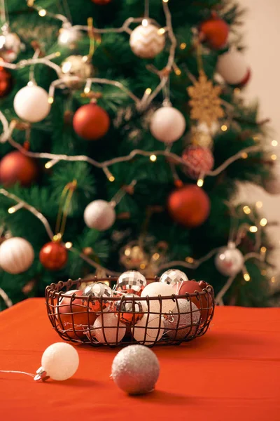 Gros Plan Boules Noël Décoratives Colorées Dans Panier Sur Table — Photo