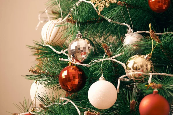 Close Árvore Natal Decorada Com Luzes — Fotografia de Stock