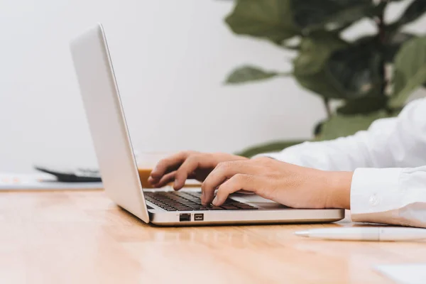 Business Man Using Laptop Computer Male Hand Typing Laptop Keyboard — Stock Photo, Image