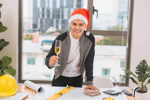 Feliz Arquitecto Celebrando Feliz Año Nuevo Con Gafas Vino — Foto de Stock