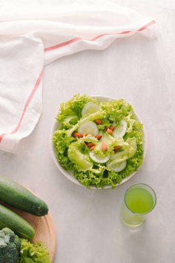 Cam malzemelerle ahşap tahta üzerinde çeşitli taze sıkılmış meyve suyu