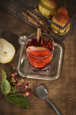 Tarçın ile kokteyl cam elma armut sopa, anason ahşap arka plan üzerinde yıldız