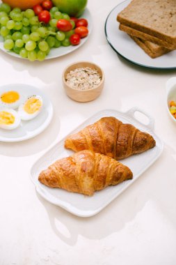 Sağlıklı kahvaltı malzemelerin üzerine gri masa üstü