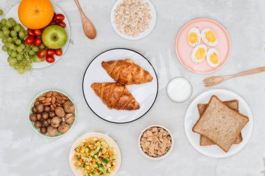 Sağlıklı kahvaltı malzemelerin üzerine gri masa üstü