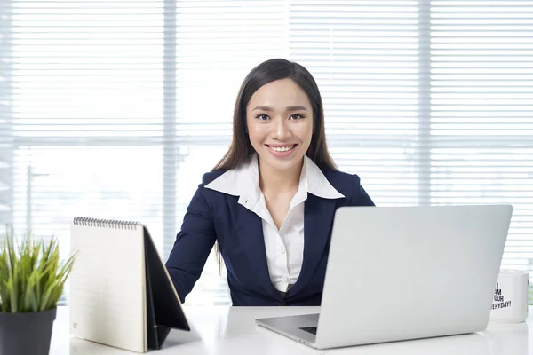 Retrato Seguro Asiático Mujer Negocios Sentado Escritorio Con Ordenador Portátil — Foto de Stock