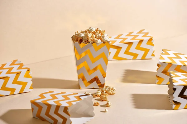 Popcorn Fatti Casa Tazza Carta Fantasia Dorata Sfondo Beige — Foto Stock