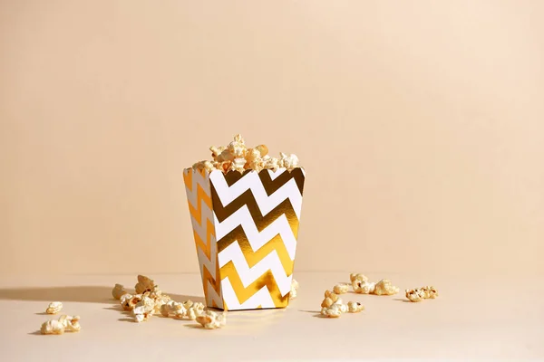 Самодельный Попкорн Золотом Рисунке Бумажной Чашки Бежевом Фоне — стоковое фото