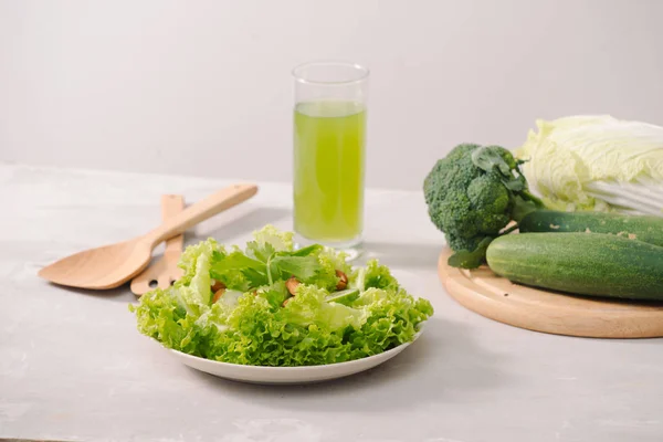 Various Freshly Squeezed Vegetable Juice Glass Salad Ingredients Wooden Board — Stock Photo, Image