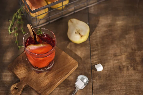 Glas Apfelweincocktail Mit Zimtstangen Anissterne Auf Holzgrund — Stockfoto