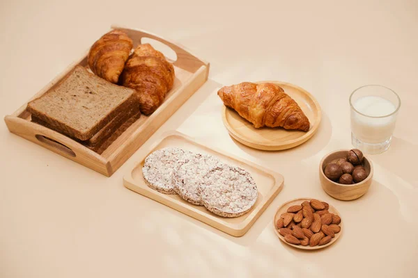 Desayuno Continental Tostadas Croissants Nueces Mezcla Mesa Gris —  Fotos de Stock