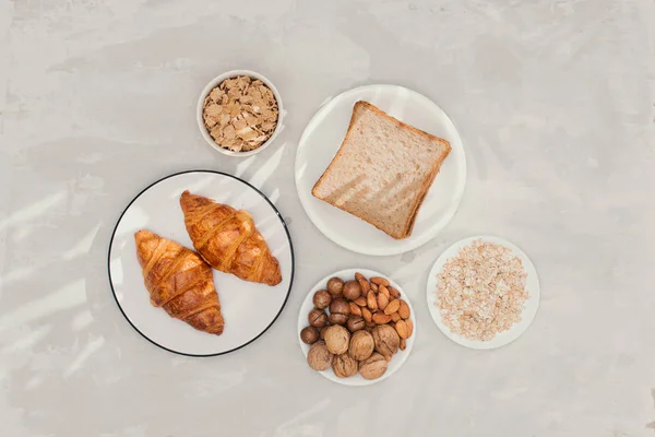 Continental Kahvaltı Tost Kruvasan Gri Masa Üstü Mix Fındık — Stok fotoğraf