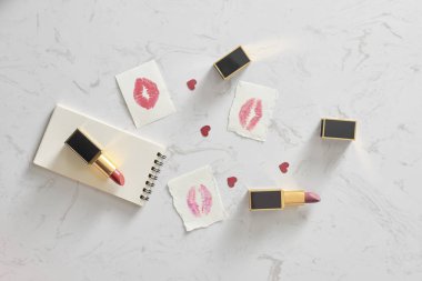 Öpücük işaretleri ve beyaz arka plan üstünde defter ruja aşk kartı