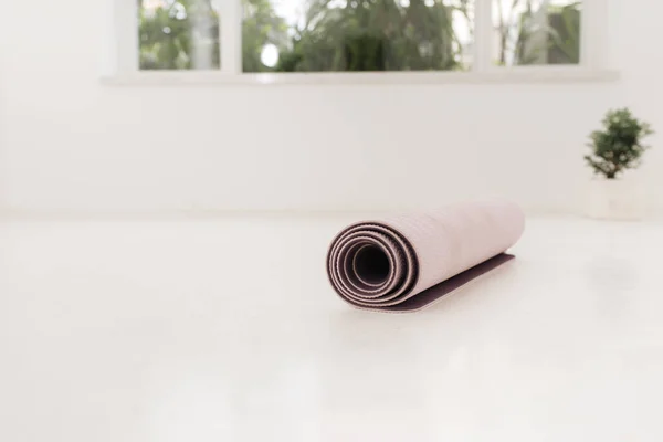 Esterilla Yoga Pilates Enrollada Para Hacer Ejercicio Suelo Madera Natural —  Fotos de Stock