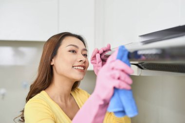 Koruyucu eldiven ile bez, kapalı mutfak temizlik kadın