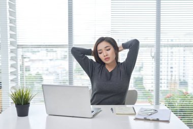 Bir masada oturan güzel bir bayan. Büro hayatı. İş yerinde.