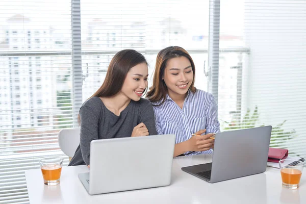 ビジネス チームワークと人コンセプト 女性のチームまたはラップトップ コンピューターをオフィスで働いているビジネスウーマン — ストック写真