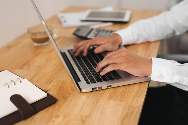 Affärsman Med Bärbar Dator Manlig Hand Skriva Laptop Tangentbord — Stockfoto