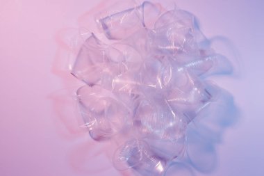 Öbek üzerinde açık renkli plastik bardak