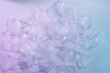 Öbek üzerinde açık renkli plastik bardak