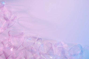 Öbek üzerinde açık renkli plastik bardak