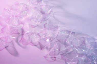 Öbek üzerinde açık renkli plastik bardak