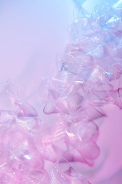 Öbek üzerinde açık renkli plastik bardak