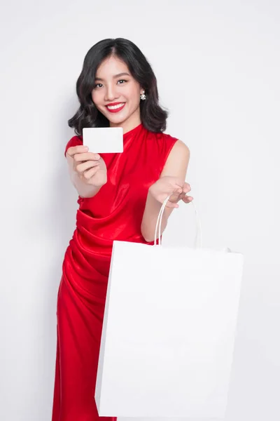 ショッピング女性概念 肖像画またはショッピング バッグやクレジット カードを保持するいるとドレスを着ている美しいアジアの女性を分離 — ストック写真