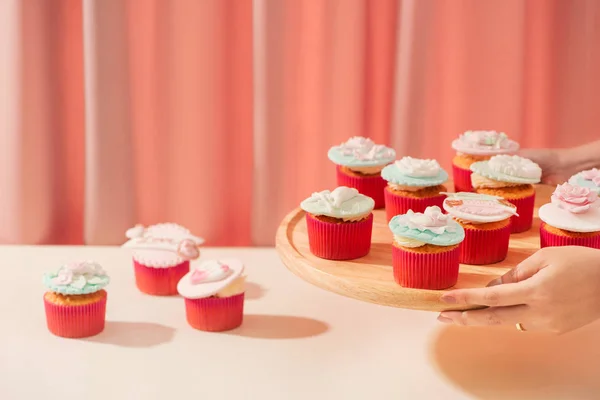 Menselijke Handen Met Lade Van Valentine Zoete Liefde Cupcakes — Stockfoto