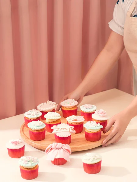 Menselijke Handen Met Lade Van Valentine Zoete Liefde Cupcakes — Stockfoto