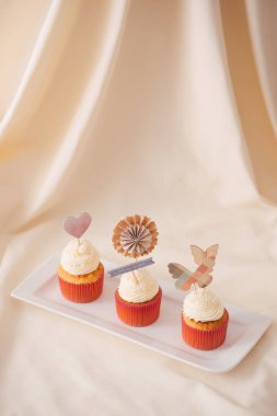 Sevgililer güzel aşk cupcakes açık renkli tepside üzerinde