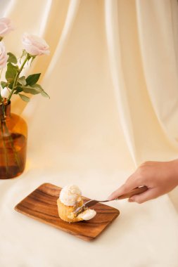 insan eli kesme cupcake ahşap tahta üzerinde çatal ile