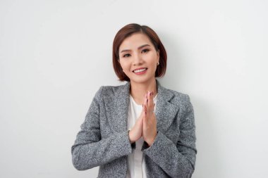 Güzel iş kadını beyaz arka plan üzerinde el hareketi