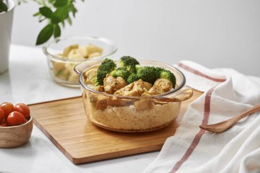 Tavada kızartılmış tavuk ve brokoli, ile tepesinde pirinç yemek gün boyu kahve