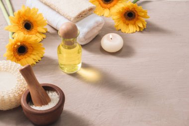 Spa çiçekler. Papatya çiçekleri ile Spa kompozisyon.