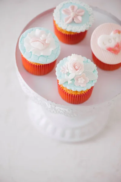 Valentine Zoete Liefde Cupcakes Taart Staan Tafel — Stockfoto