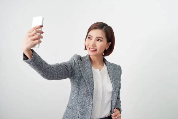 Retrato Una Mujer Negocios Sonriente Tomando Una Foto Selfie Teléfono —  Fotos de Stock