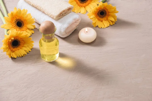 Spa Compositie Bij Madeliefjebloemen Handdoeken — Stockfoto