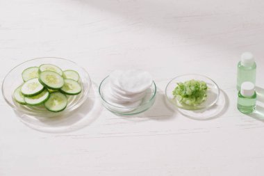 Kozmetik şişe ve taze organik salatalık cilt bakımı için. Ev spa konsept.