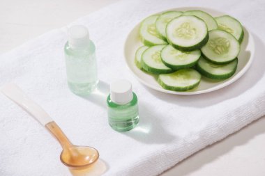 Kozmetik şişe ve cilt bakımı için taze organik salatalık