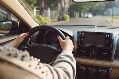 Seçilen odak kadın otomobilin direksiyon simidi ellerinizde